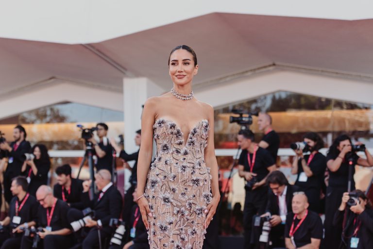  - Duse a Venezia 82: il red carpet diventa teatro e la diva rinasce