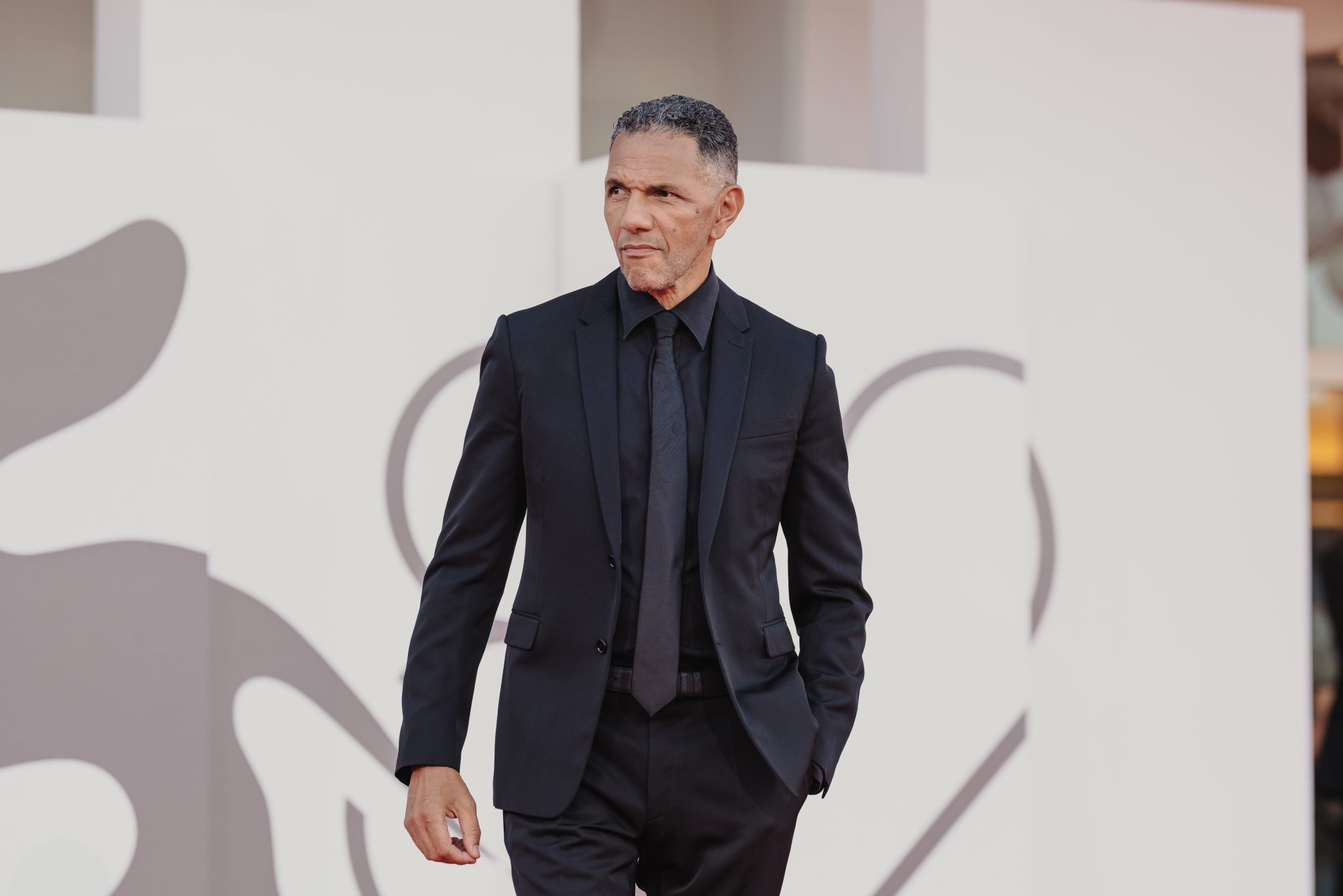  - “Elisa” by Di Costanzo: Silent Guilt on the Red Carpet