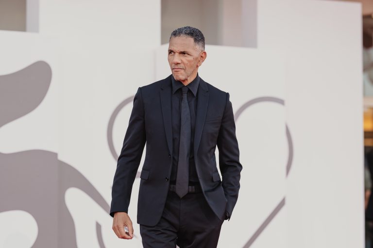  - “Elisa” by Di Costanzo: Silent Guilt on the Red Carpet