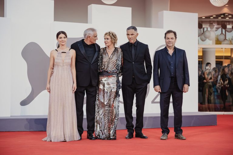  - “Elisa” by Di Costanzo: Silent Guilt on the Red Carpet