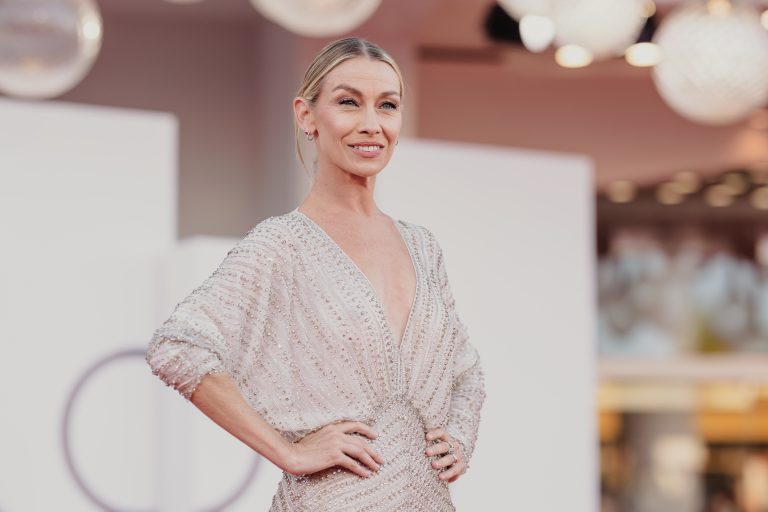  - “Elisa” by Di Costanzo: Silent Guilt on the Red Carpet