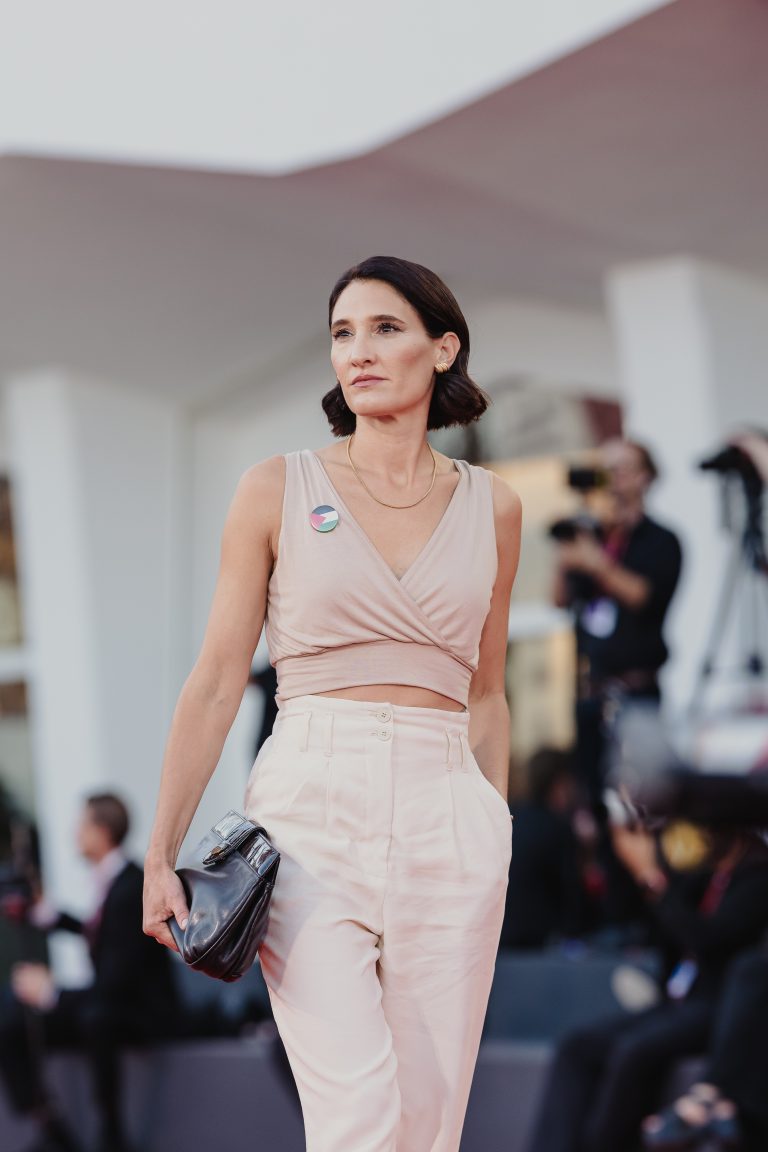  - “Elisa” by Di Costanzo: Silent Guilt on the Red Carpet