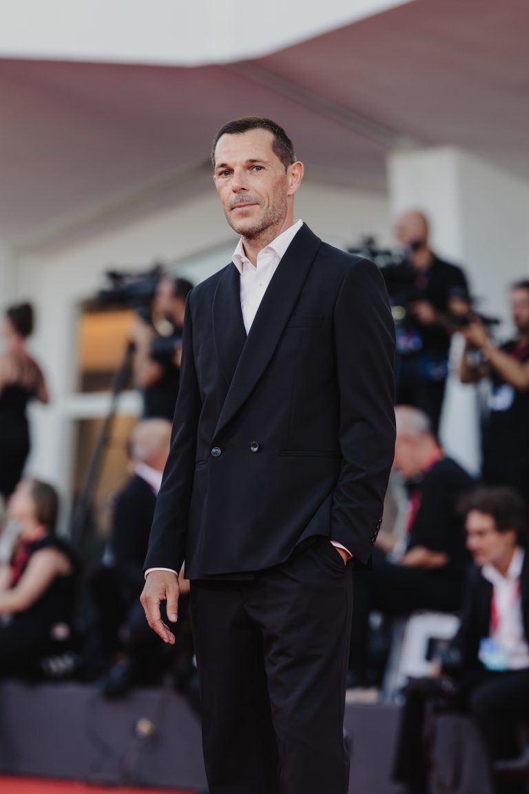  - “Elisa” by Di Costanzo: Silent Guilt on the Red Carpet