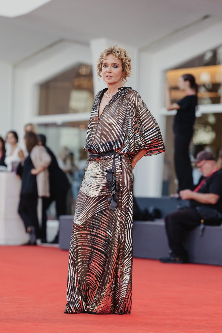  - “Elisa” by Di Costanzo: Silent Guilt on the Red Carpet