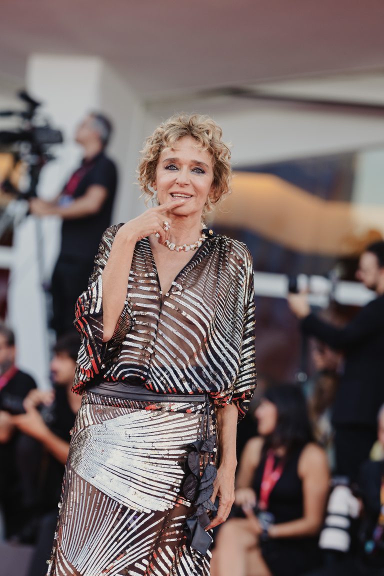  - “Elisa” by Di Costanzo: Silent Guilt on the Red Carpet