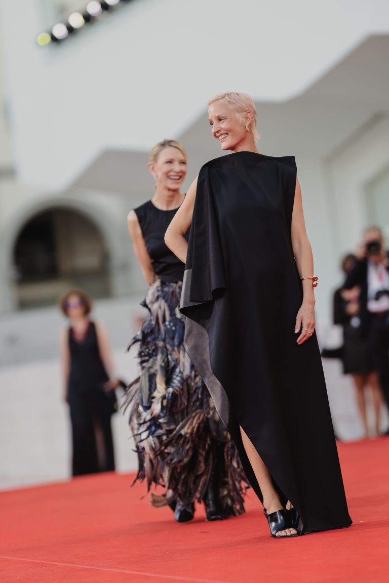  - Jarmusch porta silenzi a Venezia 82, ma il red carpet esplode tra Blanchett e Rampling