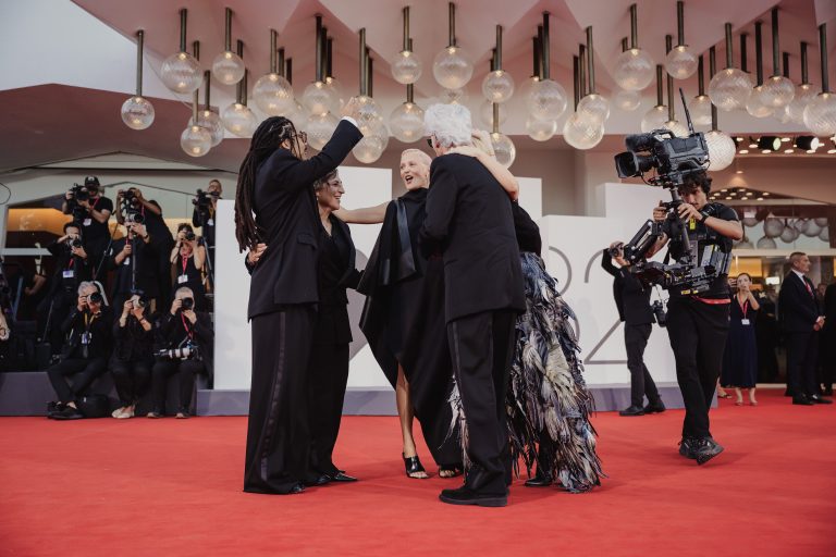 Jarmusch porta silenzi a Venezia 82, ma il red carpet esplode tra Blanchett e Rampling