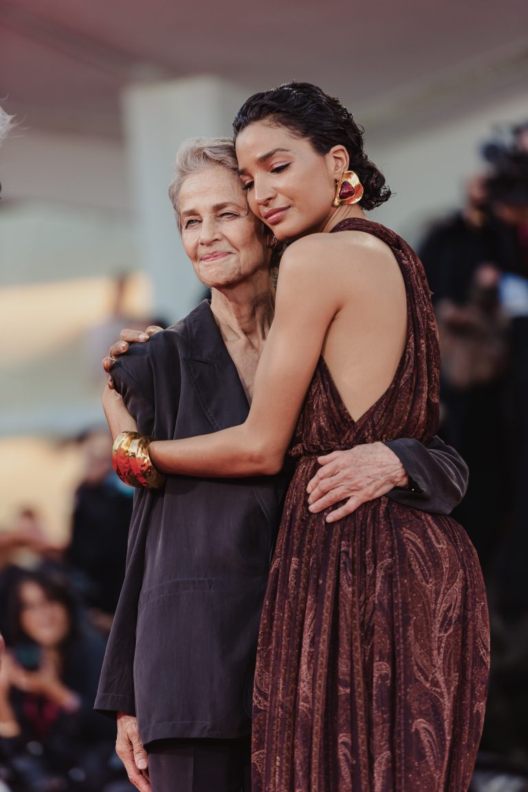  - Jarmusch porta silenzi a Venezia 82, ma il red carpet esplode tra Blanchett e Rampling