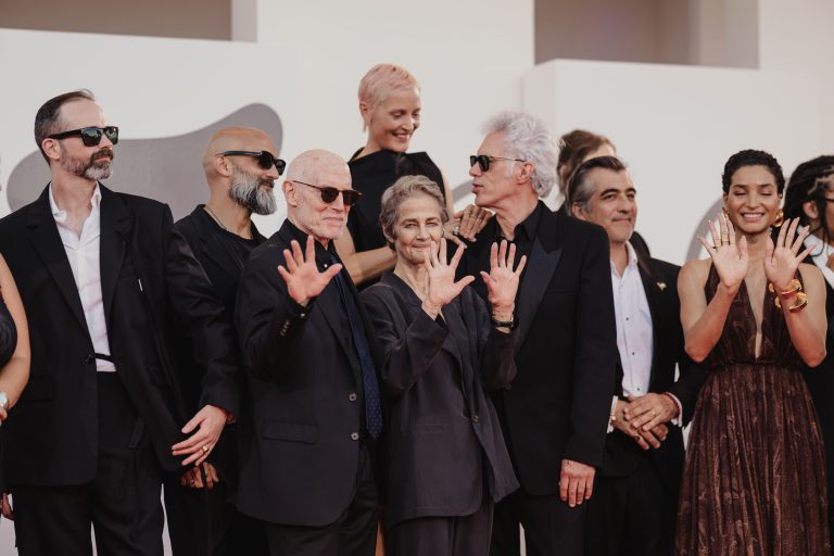  - Jarmusch porta silenzi a Venezia 82, ma il red carpet esplode tra Blanchett e Rampling