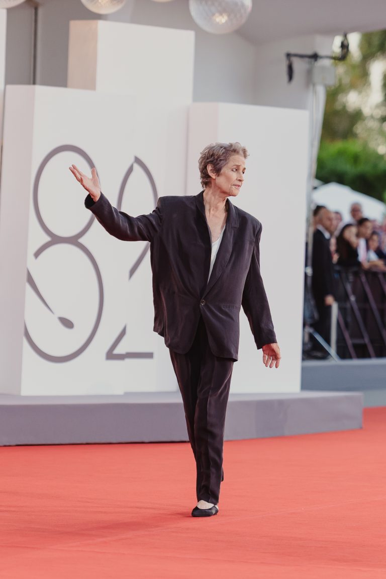  - Jarmusch porta silenzi a Venezia 82, ma il red carpet esplode tra Blanchett e Rampling