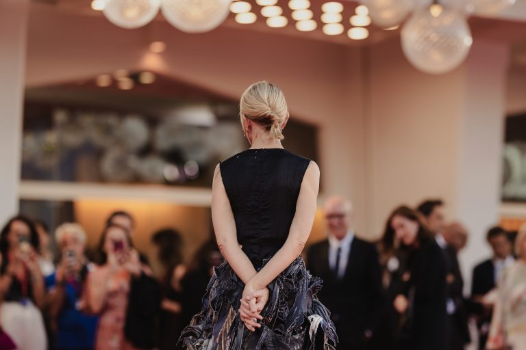 Jarmusch porta silenzi a Venezia 82, ma il red carpet esplode tra Blanchett e Rampling