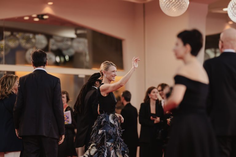  - Jarmusch porta silenzi a Venezia 82, ma il red carpet esplode tra Blanchett e Rampling