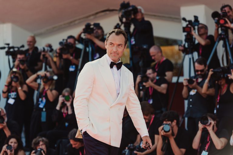  - Jude Law e il suo Putin: quando il glamour diventa geopolitica al Lido