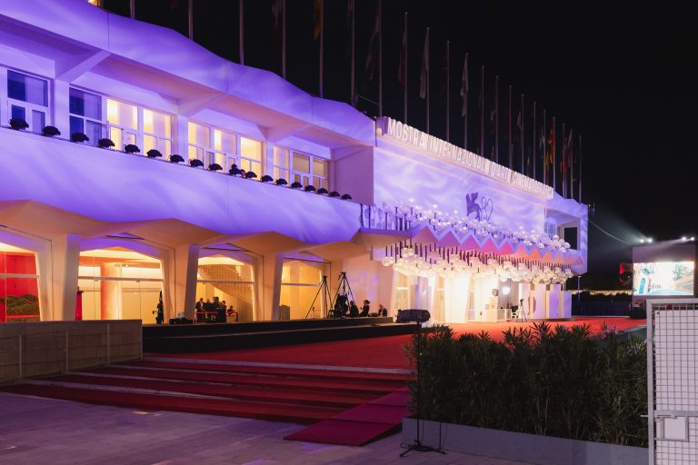 Non il solito red carpet: il vero film di Venezia è dietro le quinte