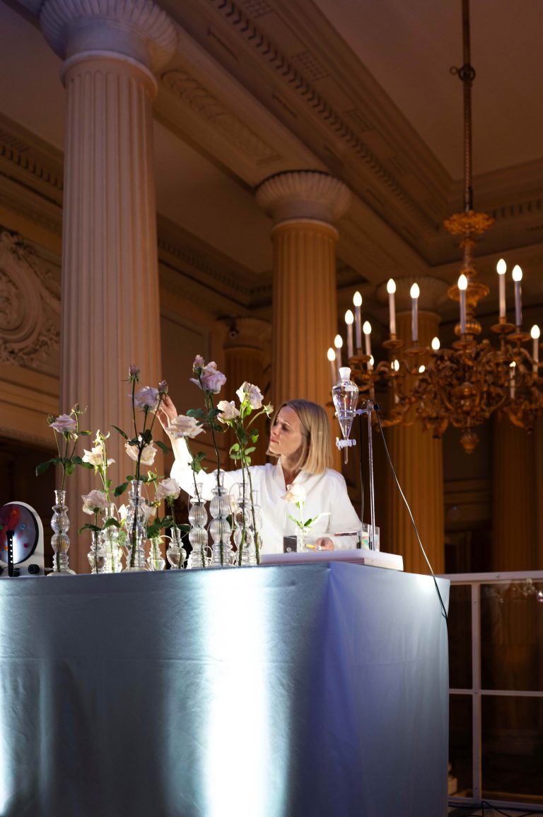  - Les dessins délicats de Jean Jullien illuminent le parfum Odéon de MEMO