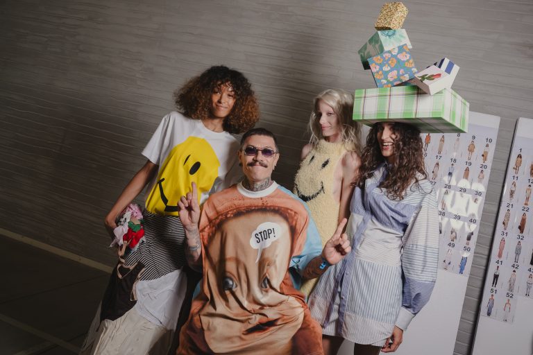  - L’arte dell’upcycling trionfa sulla passerella di Moschino