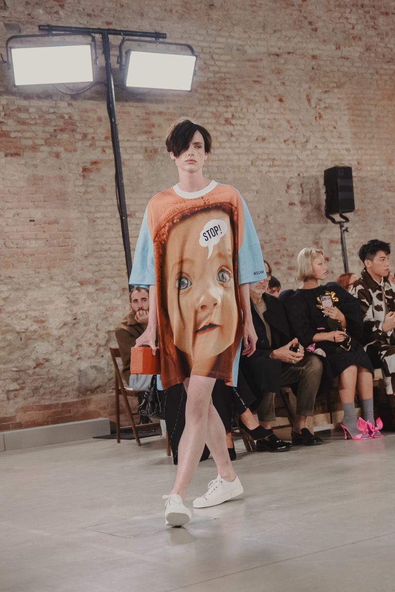 L’arte dell’upcycling trionfa sulla passerella di Moschino