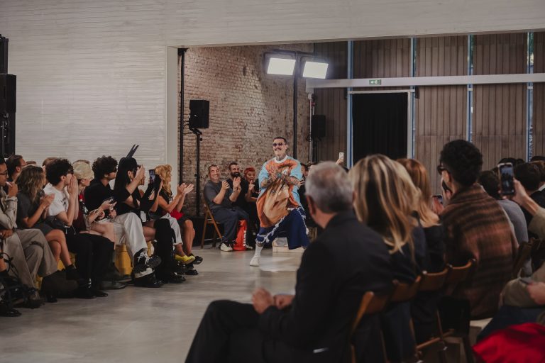  - L’arte dell’upcycling trionfa sulla passerella di Moschino