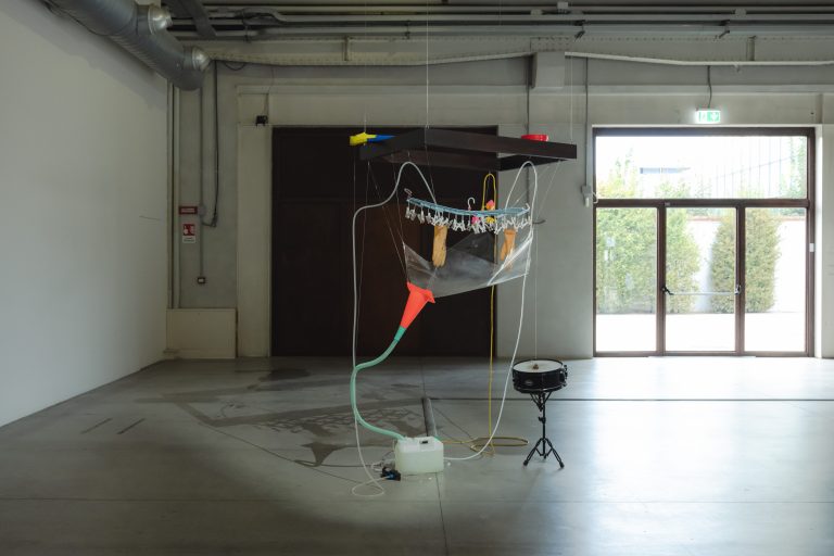 Yuko Mohri a Pirelli HangarBicocca: grovigli, suoni e sculture effimere