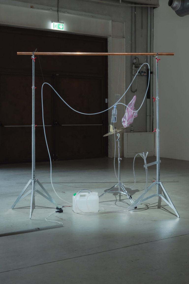 Yuko Mohri a Pirelli HangarBicocca: grovigli, suoni e sculture effimere