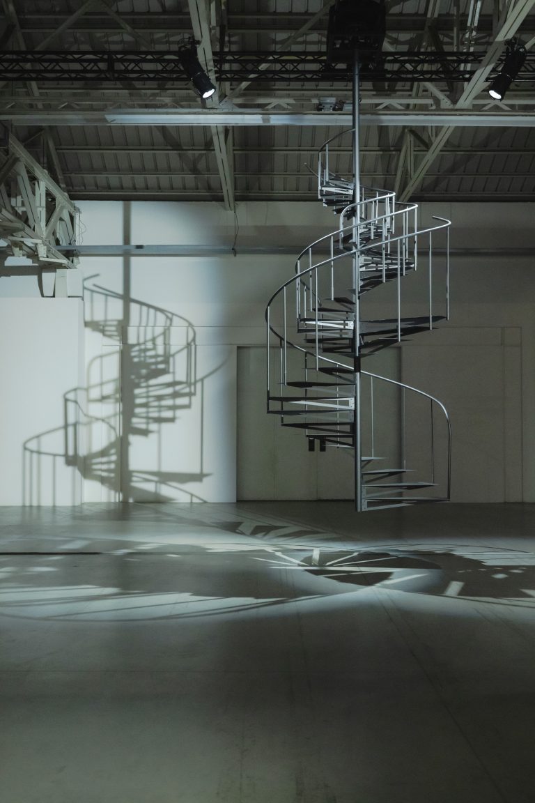 Yuko Mohri a Pirelli HangarBicocca: grovigli, suoni e sculture effimere