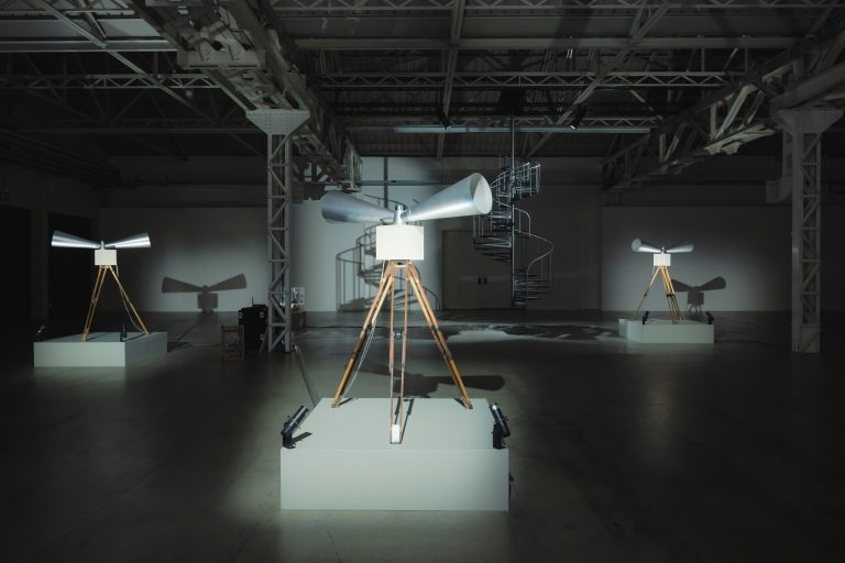 Yuko Mohri a Pirelli HangarBicocca: grovigli, suoni e sculture effimere