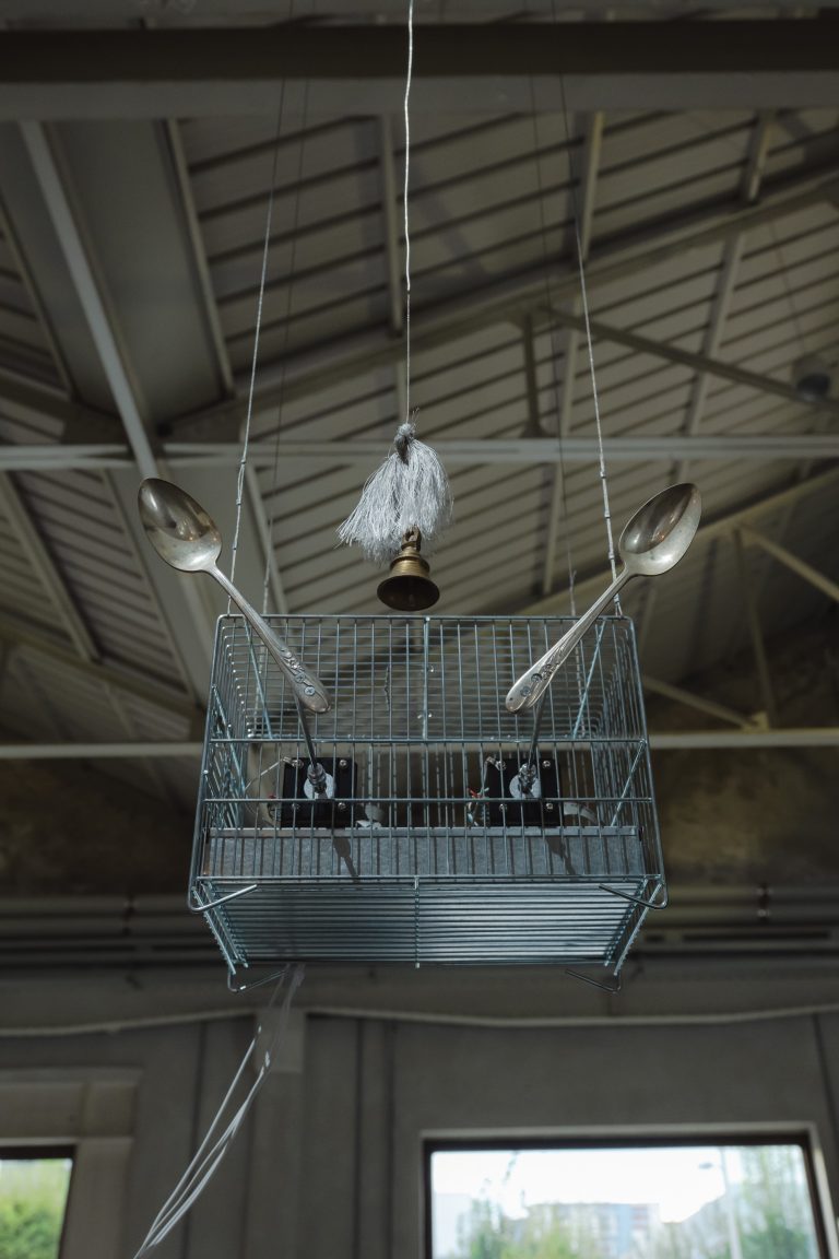 Yuko Mohri a Pirelli HangarBicocca: grovigli, suoni e sculture effimere