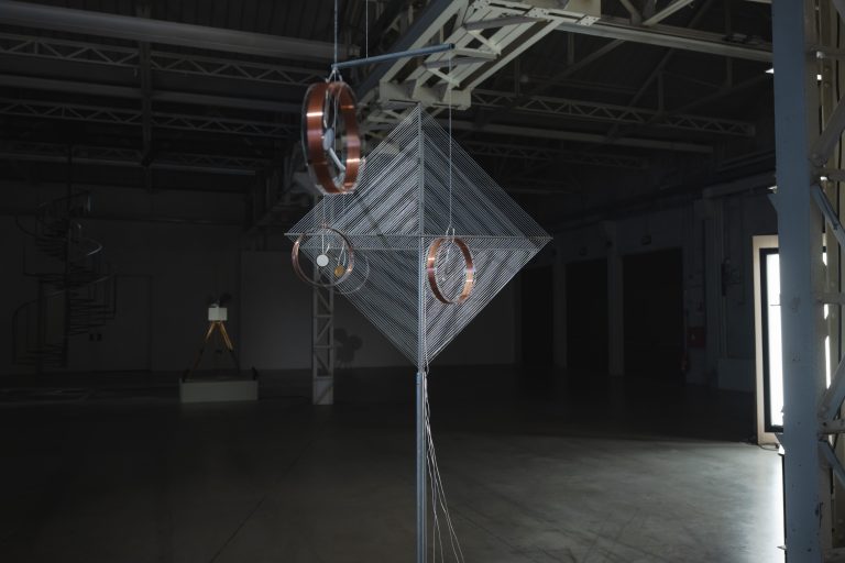 Yuko Mohri a Pirelli HangarBicocca: grovigli, suoni e sculture effimere