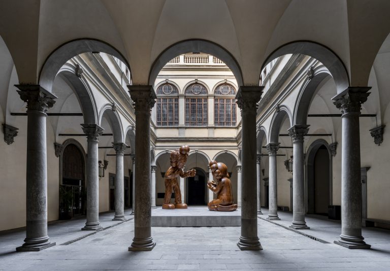 KAWS invade Palazzo Strozzi con THE MESSAGE: dialogo tra Rinascimento e pop