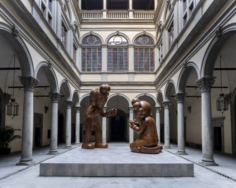 KAWS invade Palazzo Strozzi con THE MESSAGE: dialogo tra Rinascimento e pop