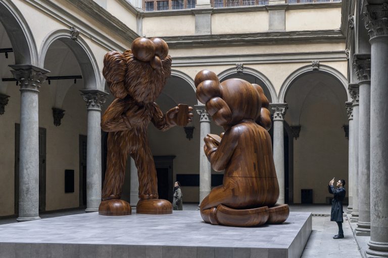 KAWS invade Palazzo Strozzi con THE MESSAGE: dialogo tra Rinascimento e pop