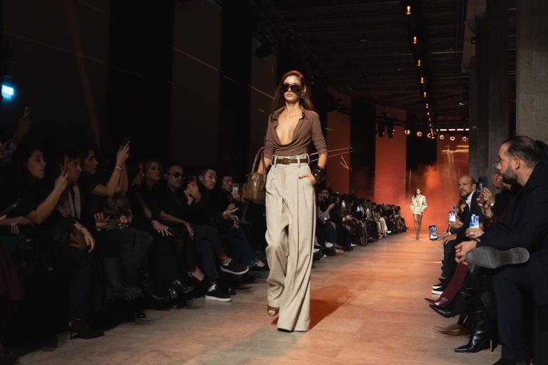 Les femmes une nouvelle fois sublimées par Elie Saab au Palais de Tokyo