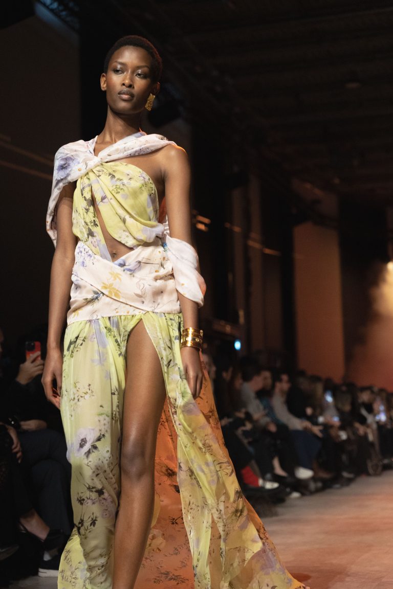 Les femmes une nouvelle fois sublimées par Elie Saab au Palais de Tokyo