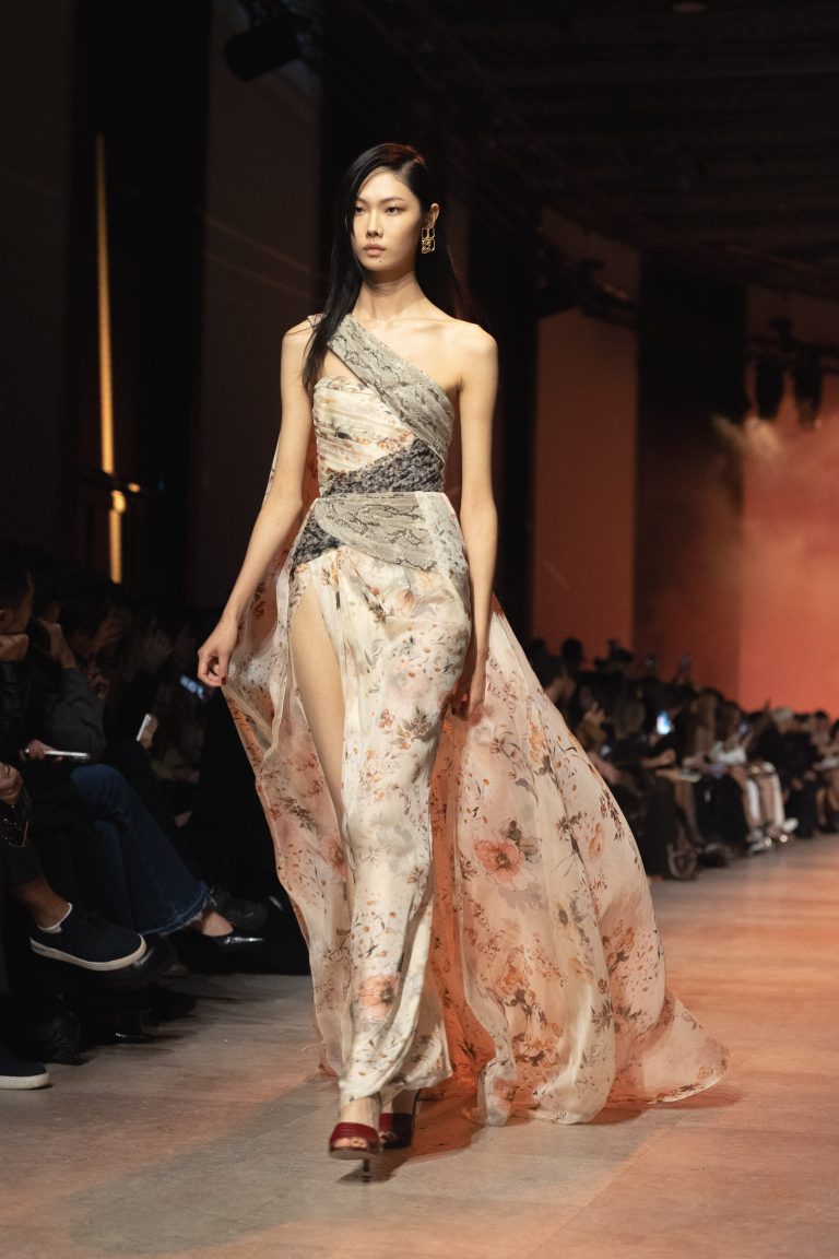 Les femmes une nouvelle fois sublimées par Elie Saab au Palais de Tokyo