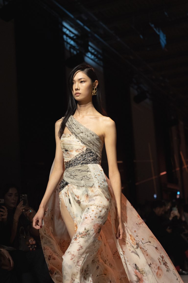 Les femmes une nouvelle fois sublimées par Elie Saab au Palais de Tokyo