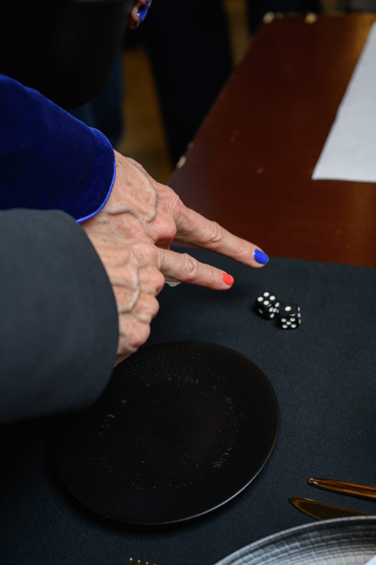 Le dîner-performance de la collection du Cnap pour le finissage de l’exposition “Arman, tout ce qui reste”
