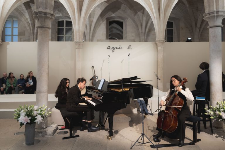 Le style intemporel d’agnès b. signe son grand retour