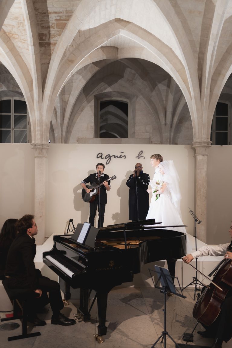 Le style intemporel d’agnès b. signe son grand retour