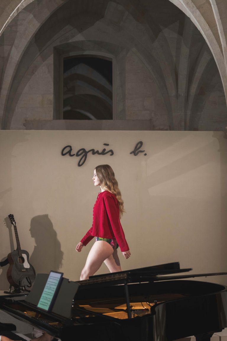 Le style intemporel d’agnès b. signe son grand retour