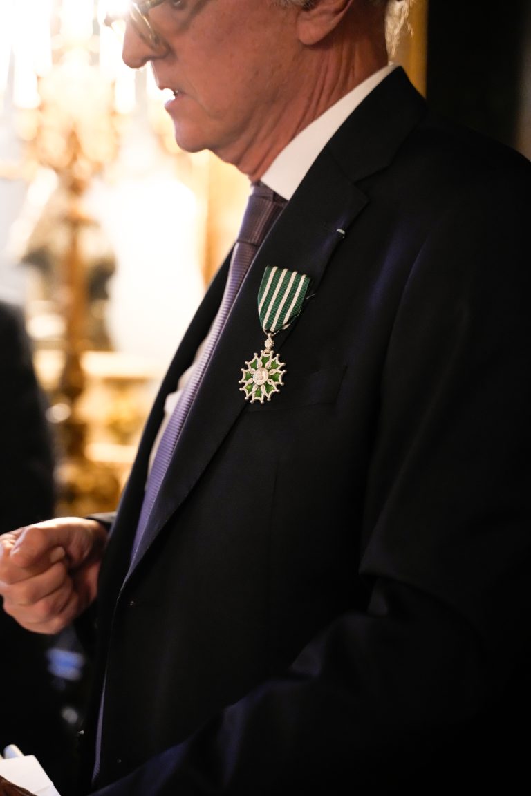 Louis Nègre fait Chevalier des Arts et des Lettres par Jacques Toubon