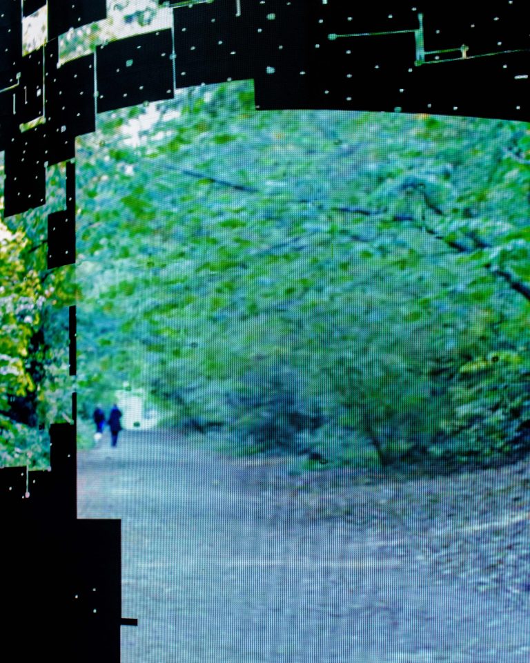 Salomon fait ses premiers pas à Art Basel Paris avec Sensorial Terrains