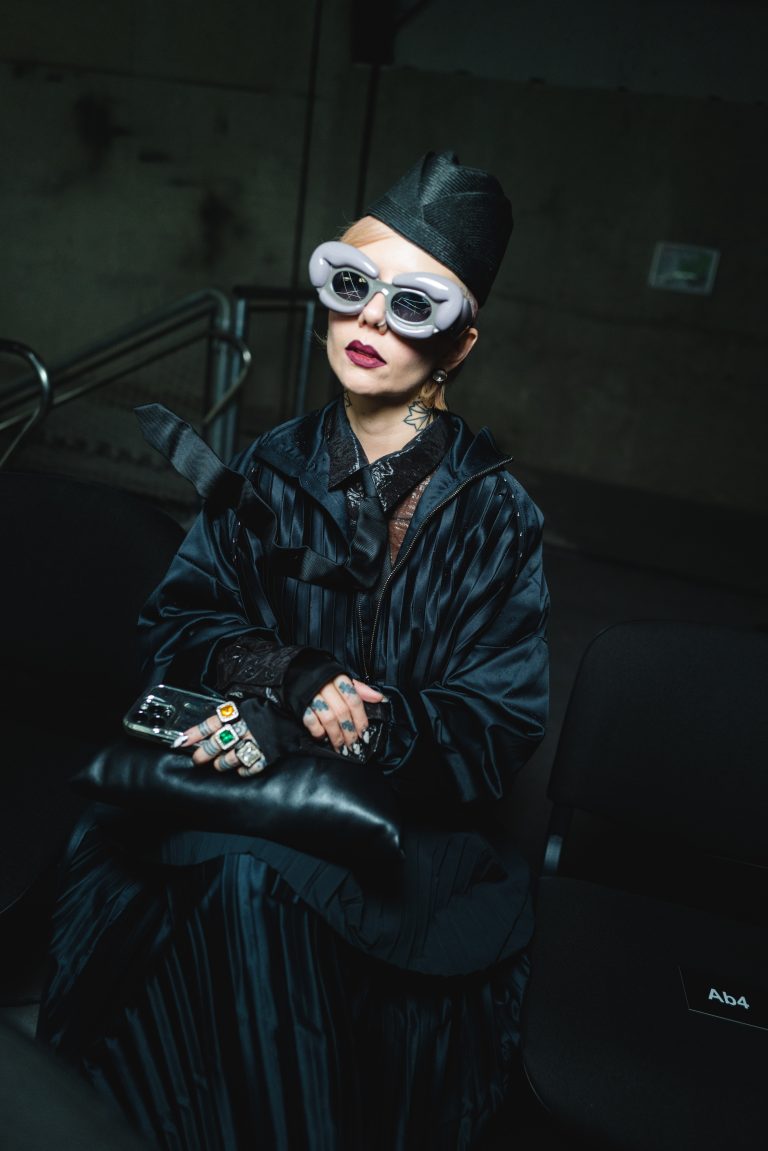 La collection VETEMENTS SS26 prend Paris à contre-pied