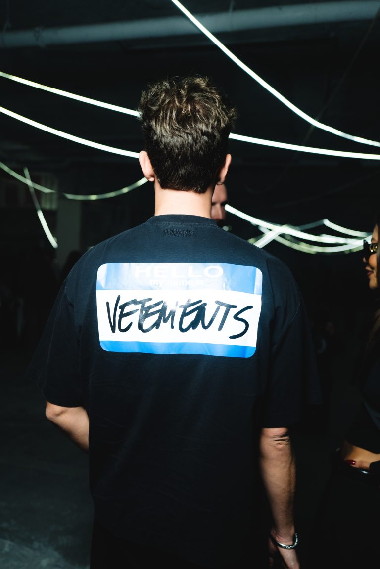 La collection VETEMENTS SS26 prend Paris à contre-pied