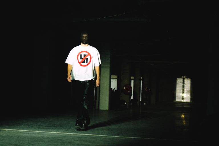 La collection VETEMENTS SS26 prend Paris à contre-pied