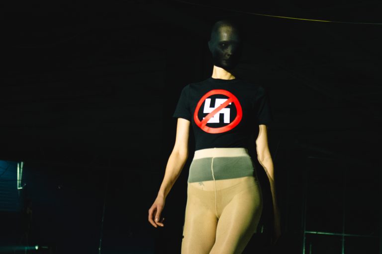 La collection VETEMENTS SS26 prend Paris à contre-pied