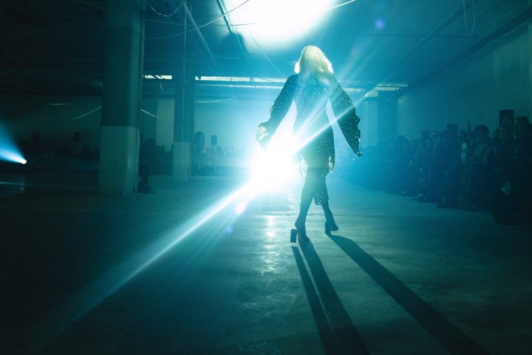 La collection VETEMENTS SS26 prend Paris à contre-pied