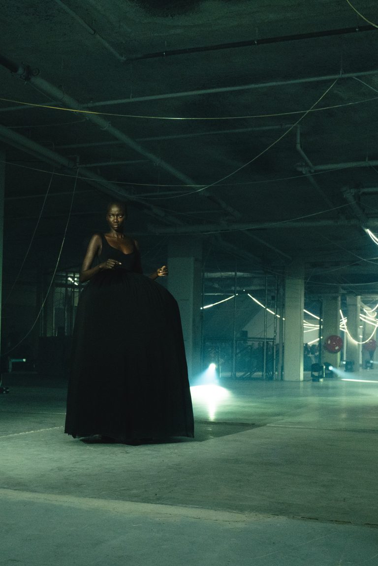 La collection VETEMENTS SS26 prend Paris à contre-pied