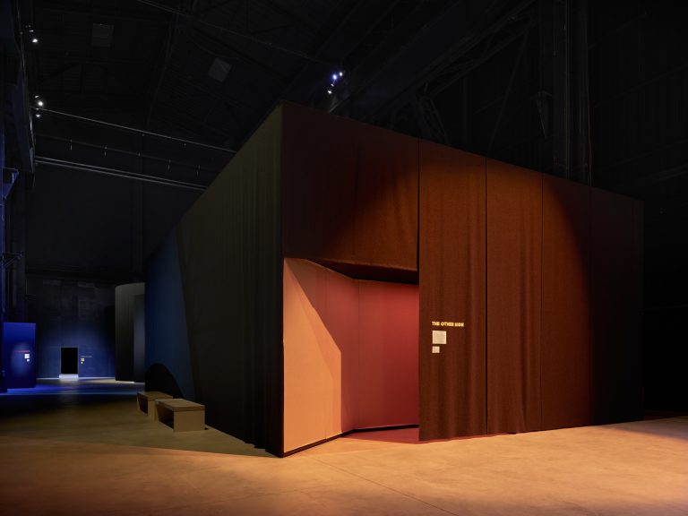 Al Pirelli HangarBicocca l’opening evento di Nan Goldin: arte, vita e community