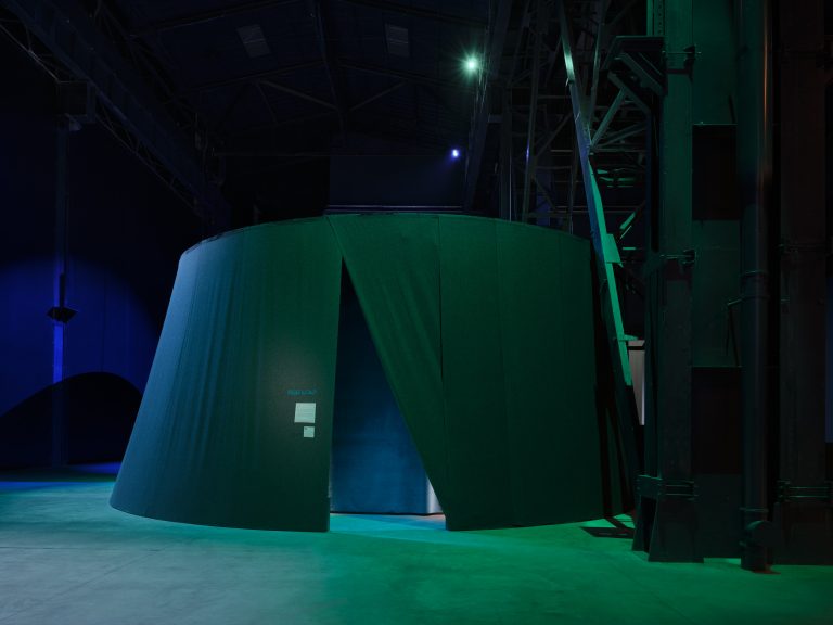 Al Pirelli HangarBicocca l’opening evento di Nan Goldin: arte, vita e community