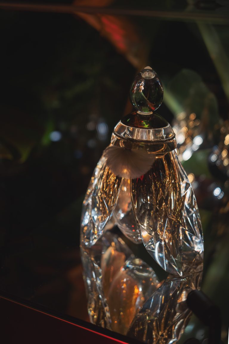 Guerlain célèbre ses dernières créations dans une jungle vibrante